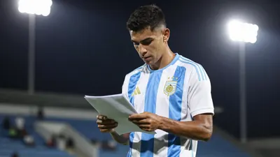 Boca Juniors prepara una oferta formal para el defensa Francisco Álvarez, del Argentinos Juniors, en un intento de...