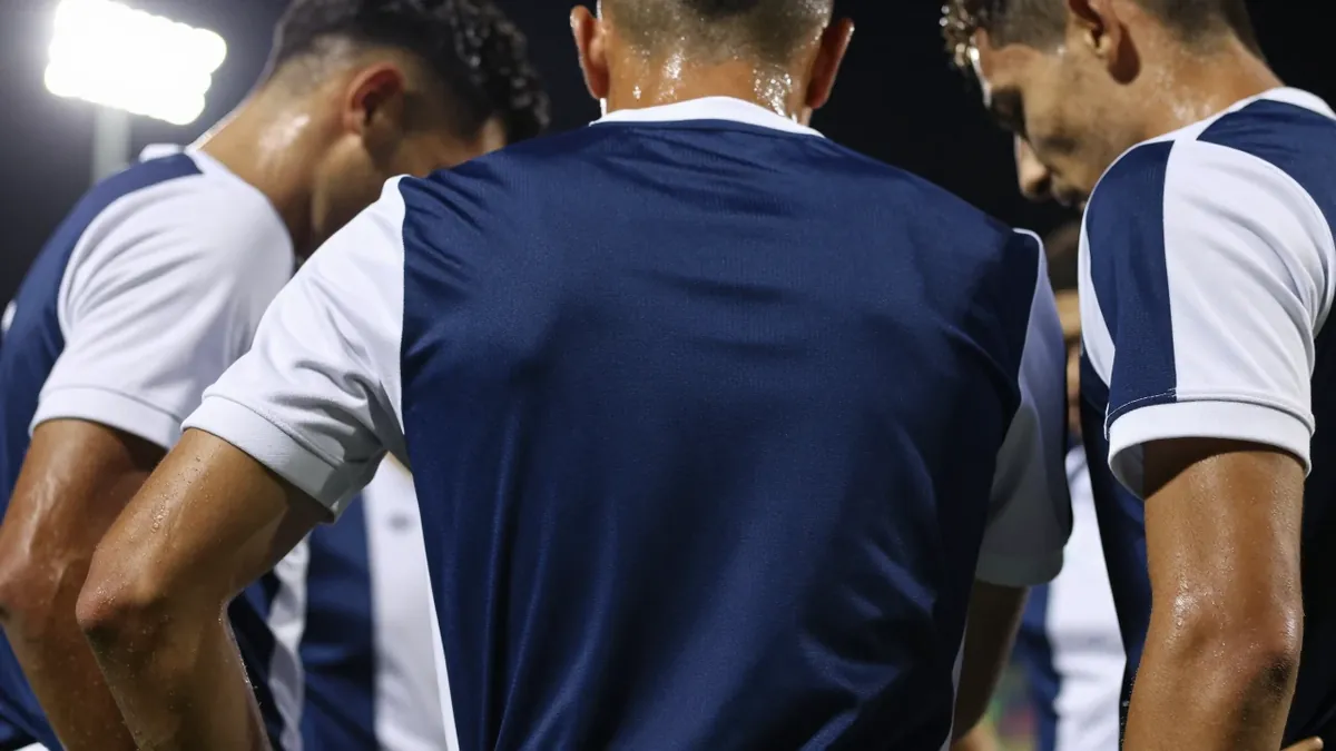 Argentinos Juniors busca quedar en la cima de dos tablas en la Liga Profesional, visitando a Lanús en busca de...