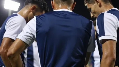 Argentinos Juniors busca quedar en la cima de dos tablas en la Liga Profesional, visitando a Lanús en busca de...